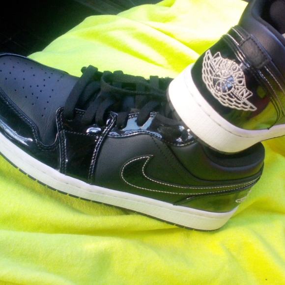 Nike Air Jordan 1 SE - Picture 2 of 4